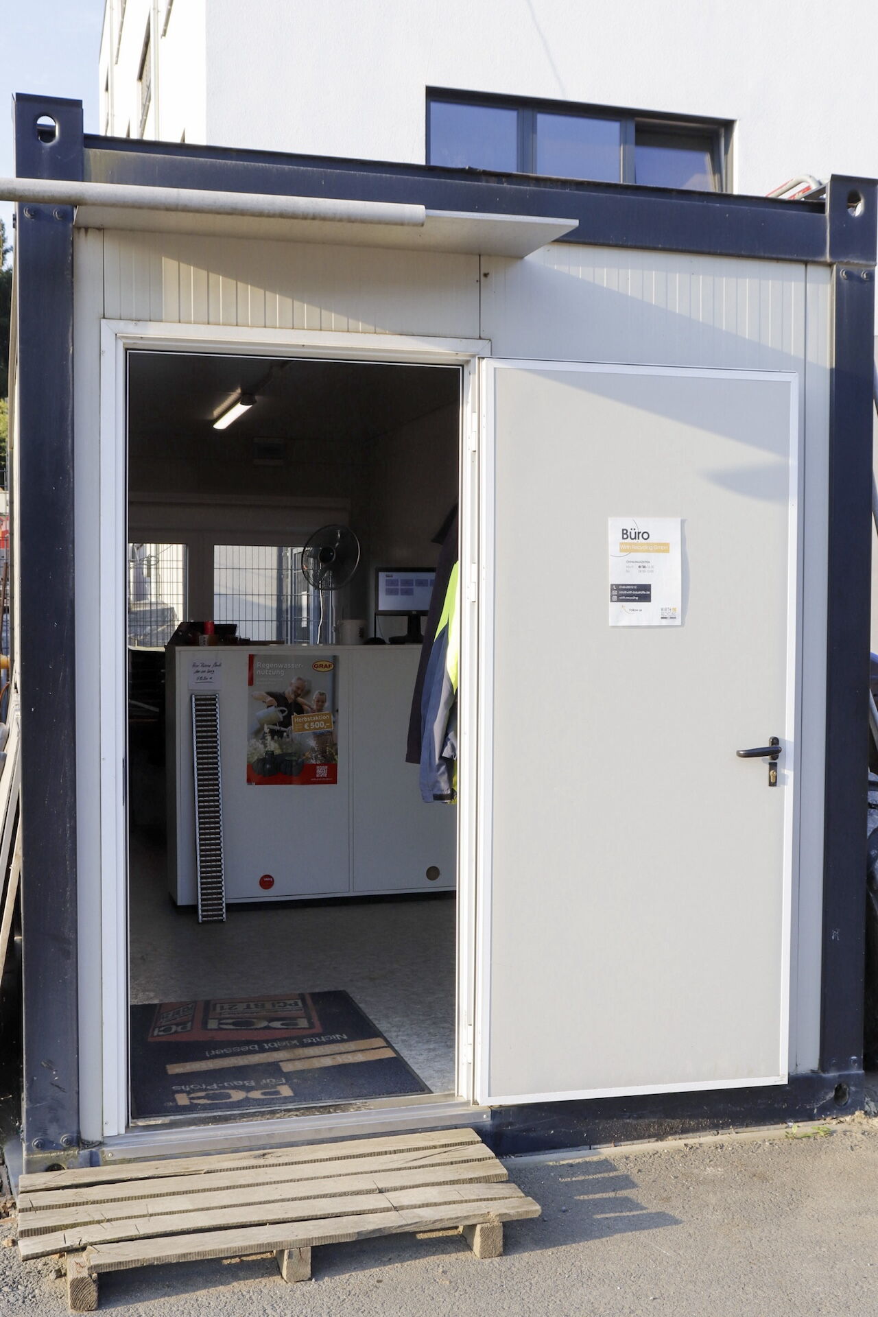 Bei Erstabholung und Fragen am Bürocontainer melden